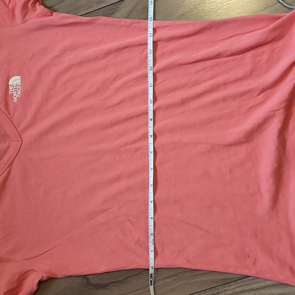 The North Face v-neck  t-shirt - Picture 8 of 9